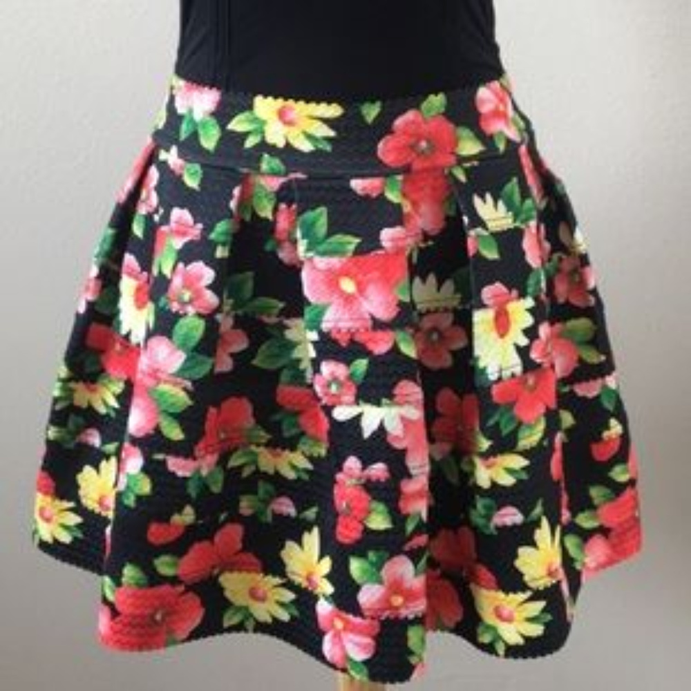 **PRICE FIRM** Cute Pleated Spring/Summer Skirt - Picture 2 of 4